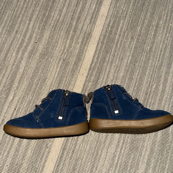 Great condition UGG Baby Boys Navy Suede Walkers with rubber sole and zip side - Picture 2 of 4